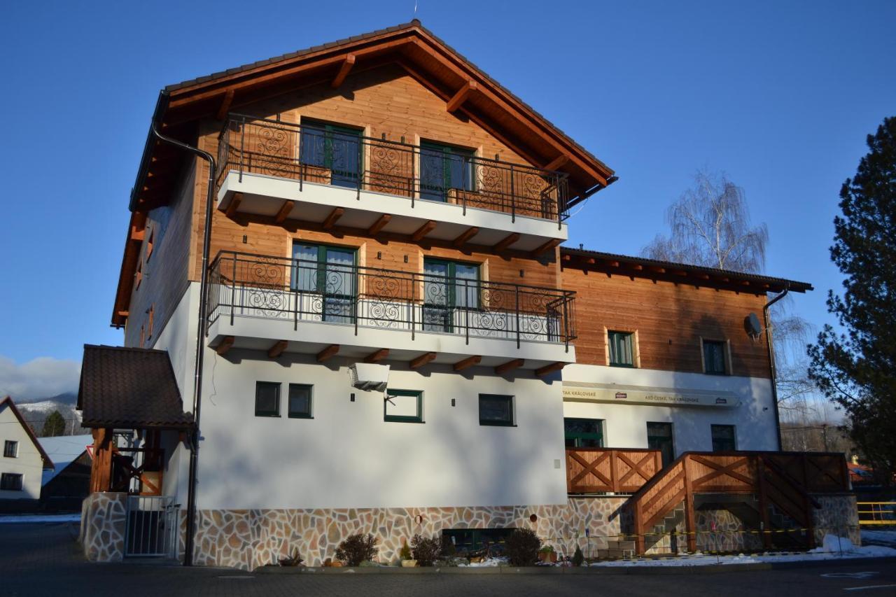 Tri Kopy*** - Penzion, Restauracia A Pizza Smrečany Exteriör bild