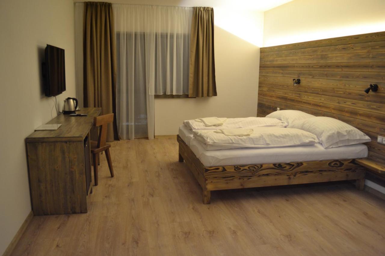 Tri Kopy*** - Penzion, Restauracia A Pizza Smrečany Exteriör bild
