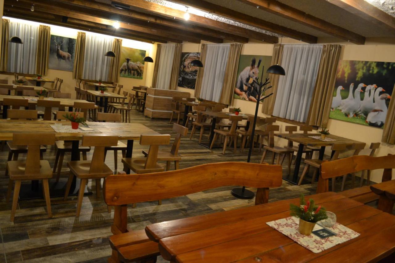 Tri Kopy*** - Penzion, Restauracia A Pizza Smrečany Exteriör bild